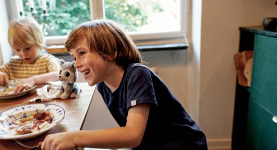 Pojke vid matbordet.