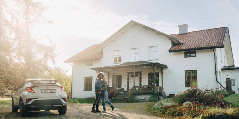 Par kramas utanför nyinköpt hus.