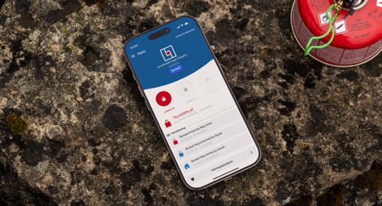 En mobiltelefon med en app för hemlarm.