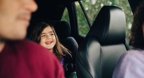 Foto på barn i bilbarnstol.