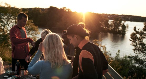 Ungdomar i kvällsljus.