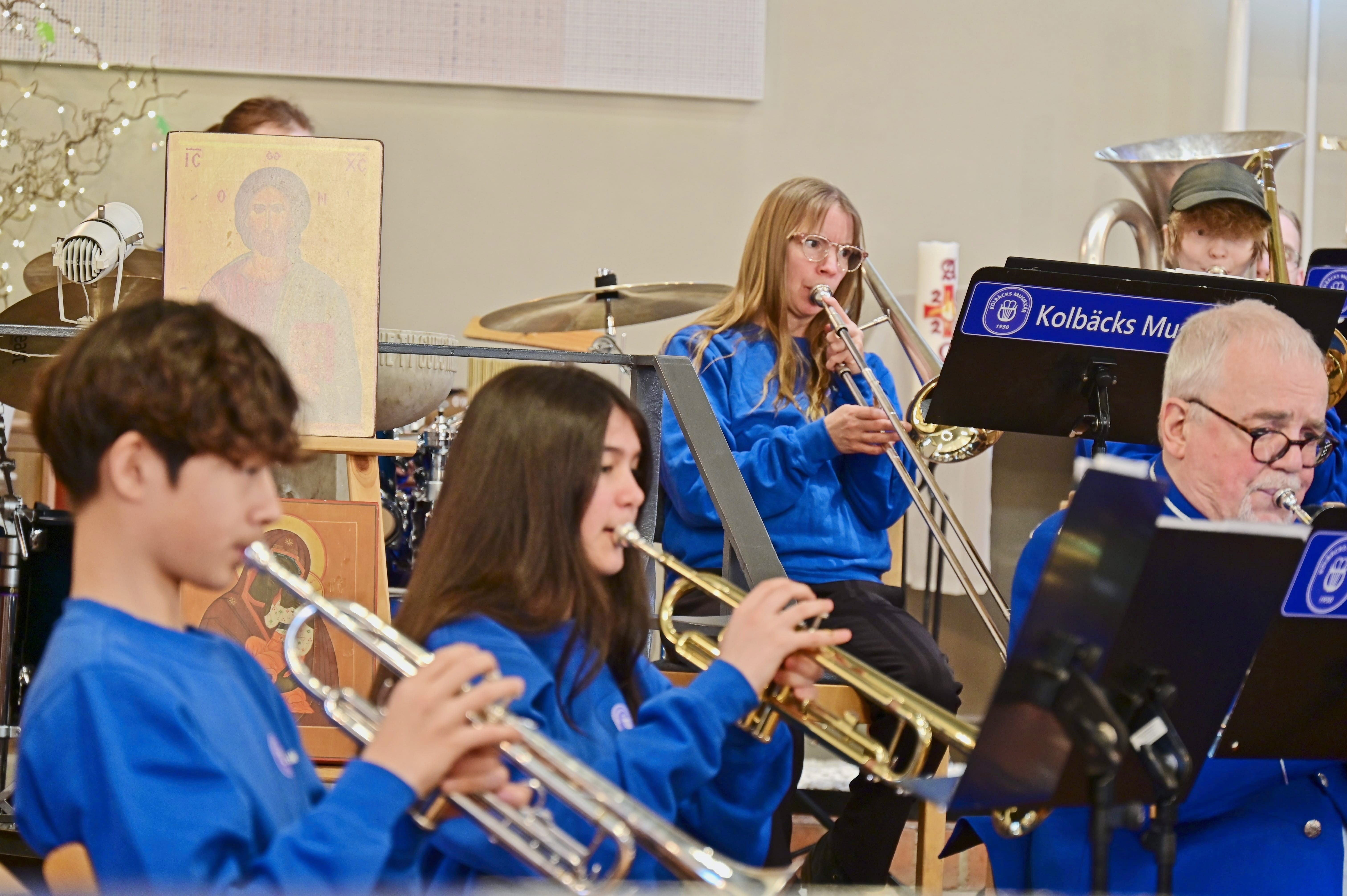 Ungdomar spelar i Kolbäcks musikkår