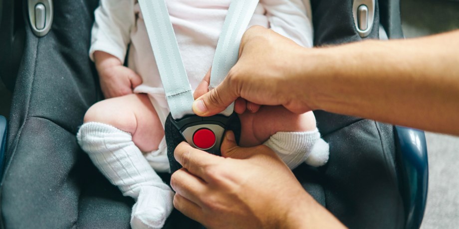 Lite barn i bilbarnstol