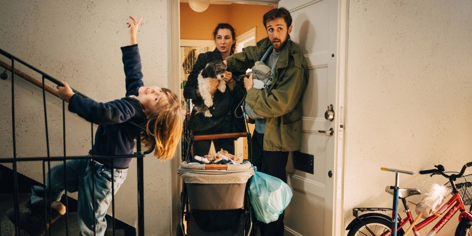 En stökig småbarnsfamilj i hallen