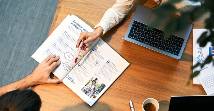 Två personer i ett kundmöte.