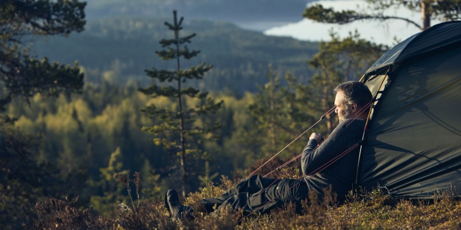 En man tältar i naturen