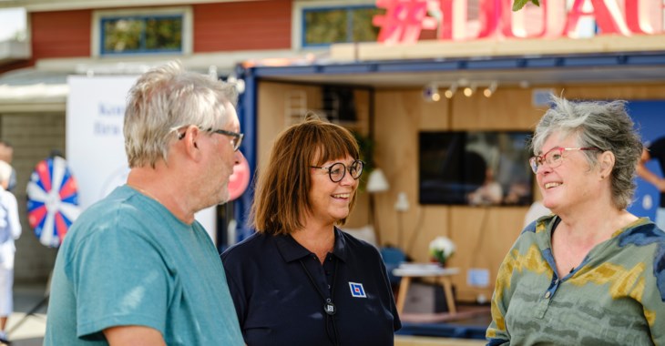 Medarbetare och kunder pratar under vår återbäringsträff i Osby sommaren 2024.