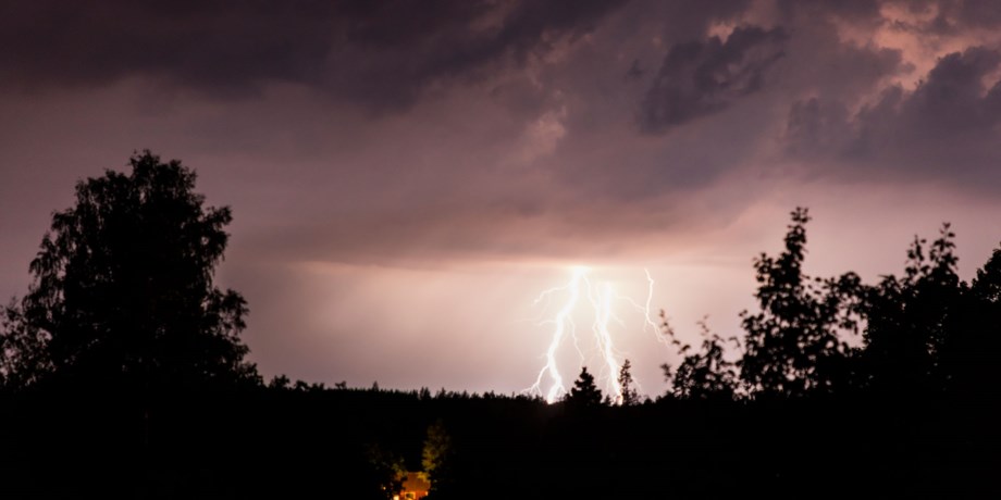 Blixt på en mörk himmel