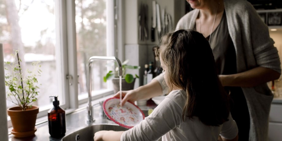 En mormor diskar med sitt barnbarn