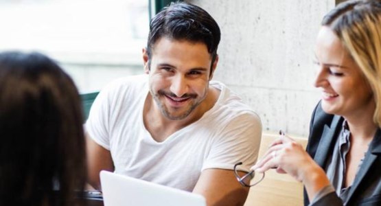 Kollegor i trevligt möte. 