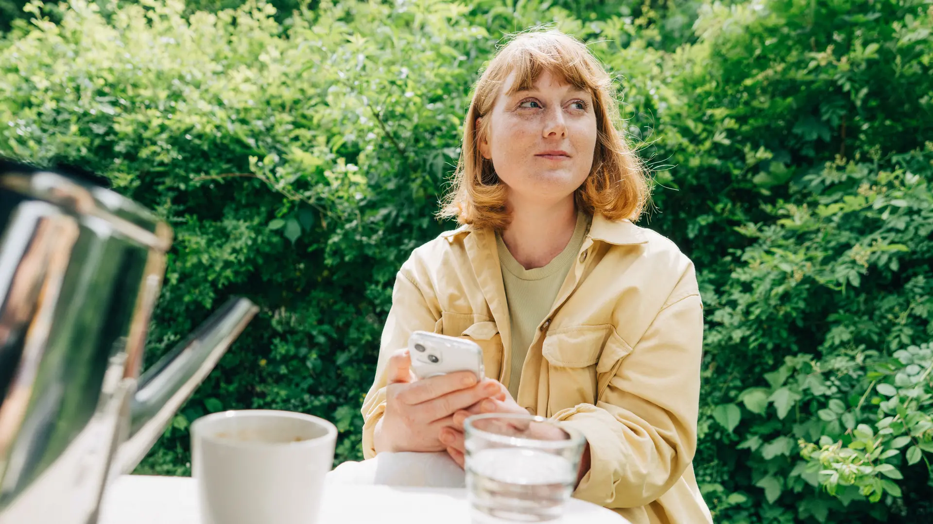 Företagare som funderar på kostnaden av att anställa medarbetare.