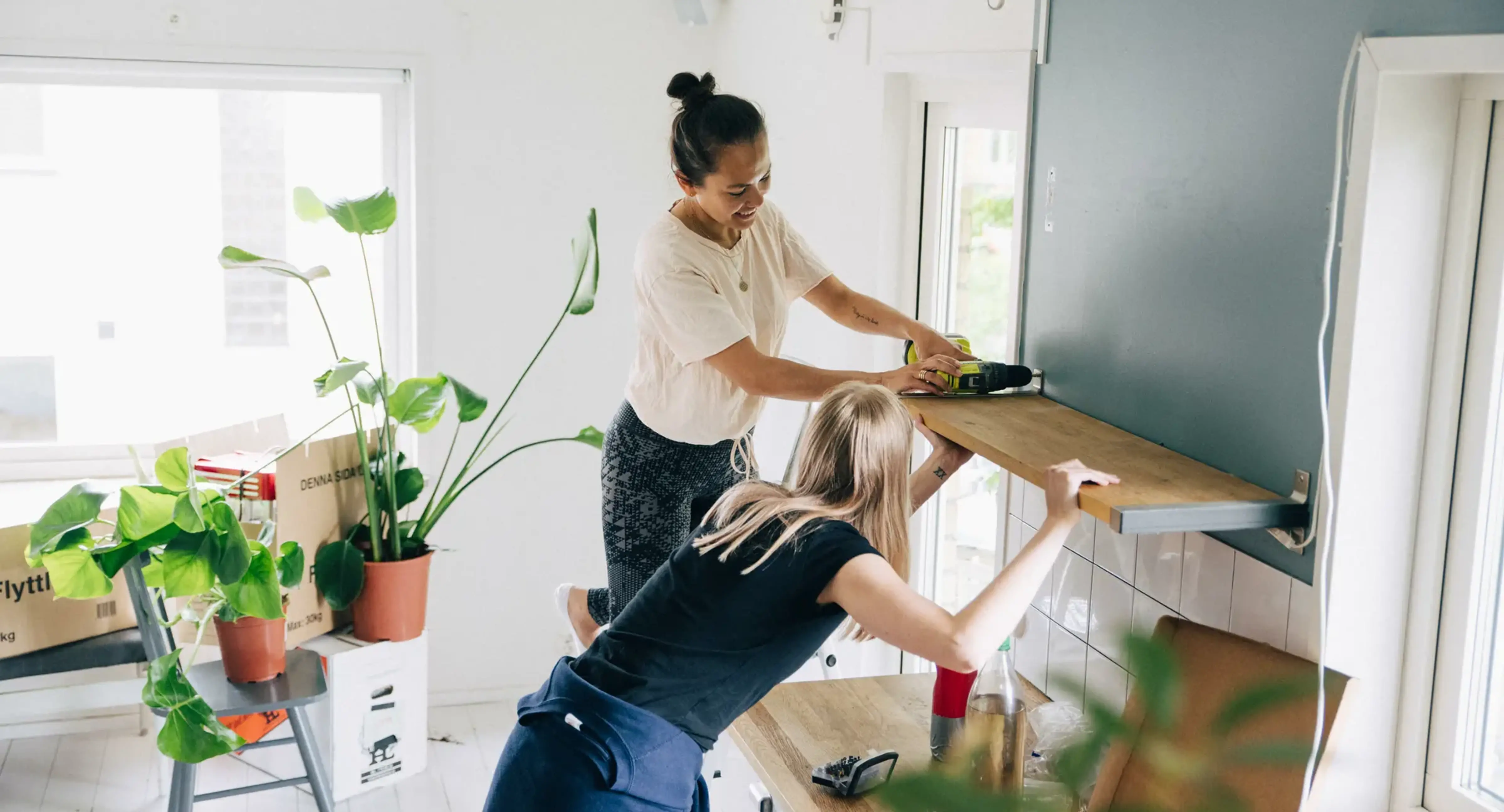 Kvinnor renoverar köket.