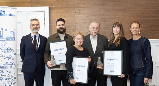 Vinnare av graniten 2024 med check och diplom, foto