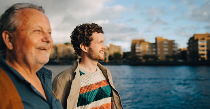 Far och son blickar ut över havet