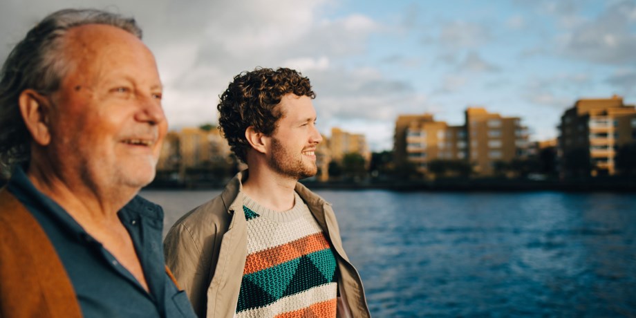 Far och son tittar ut över vattnet