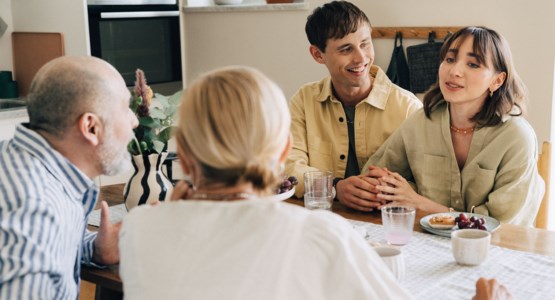 Familj vid köksbordet