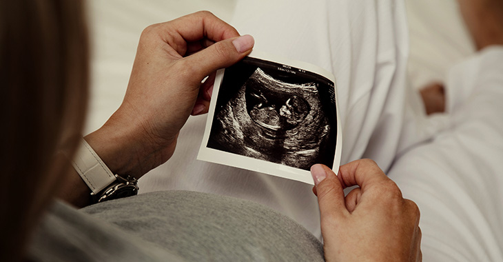 Blivande mamma tittar på ultraljudsbild