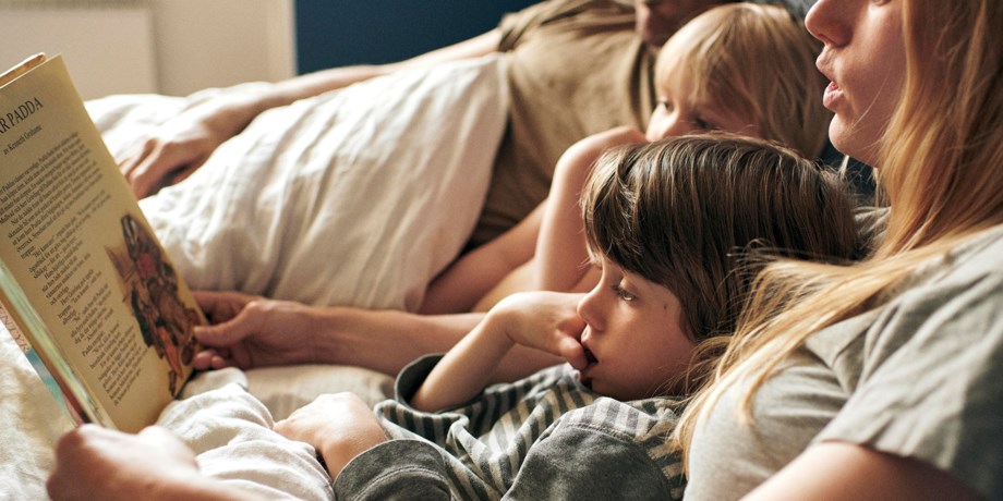 En familj läser saga