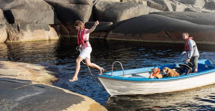 Familj på en liten båt.