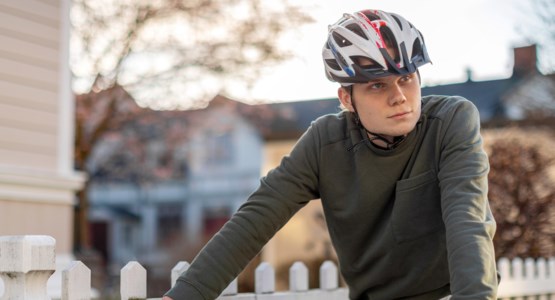 man på cykel med hjälm