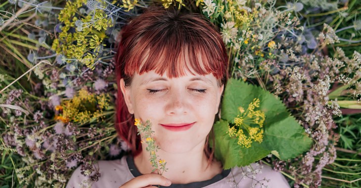 Tjej på blomsteräng