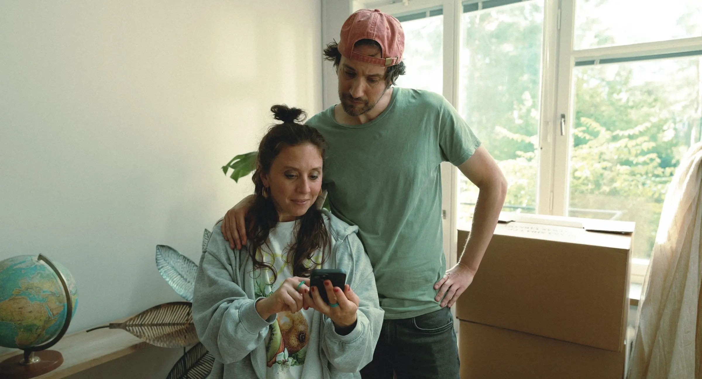 Ett par tittar på en mobiltelefon.