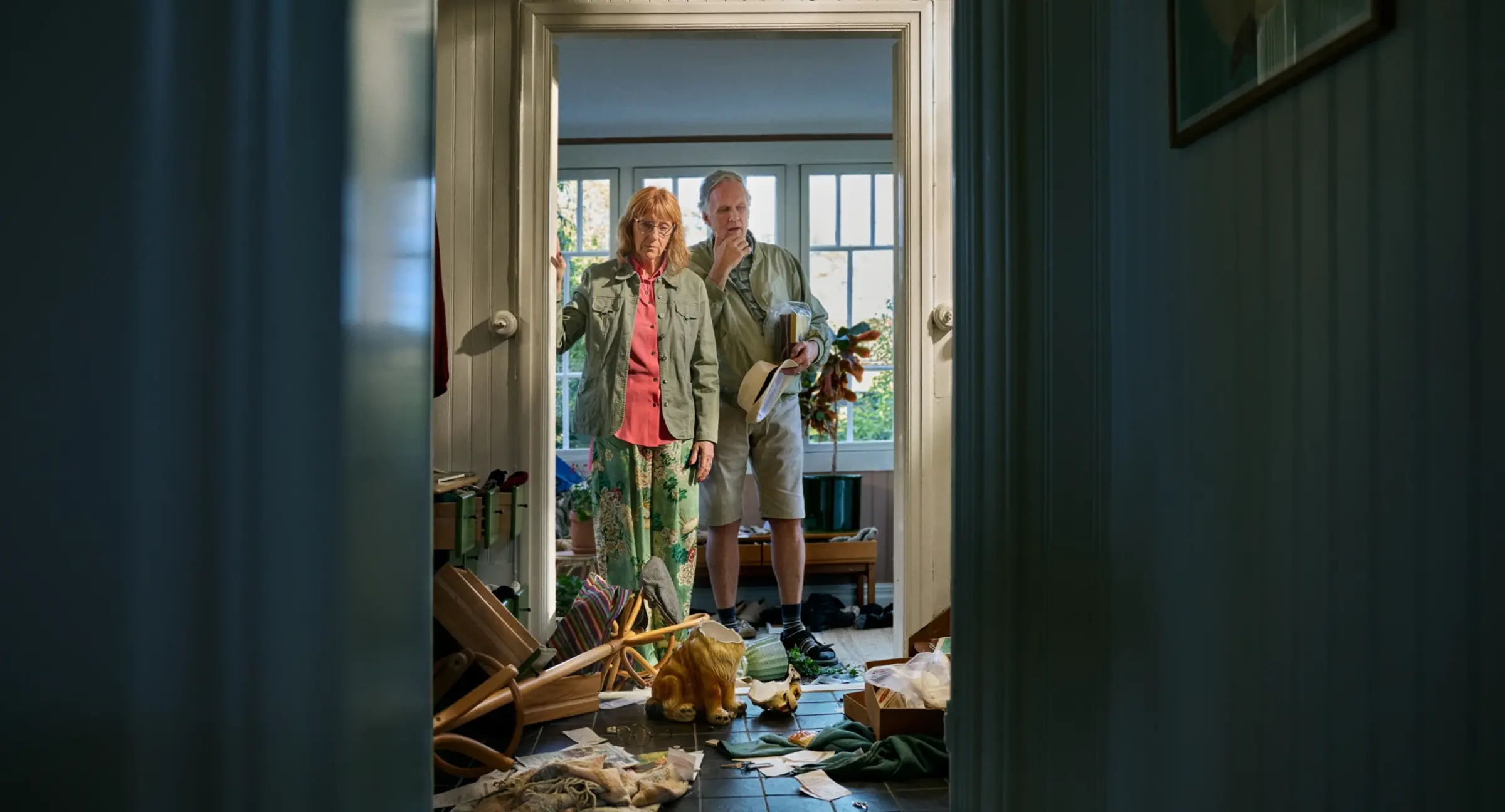 Ett gammalt par kommer hem till inbrott i hallen.