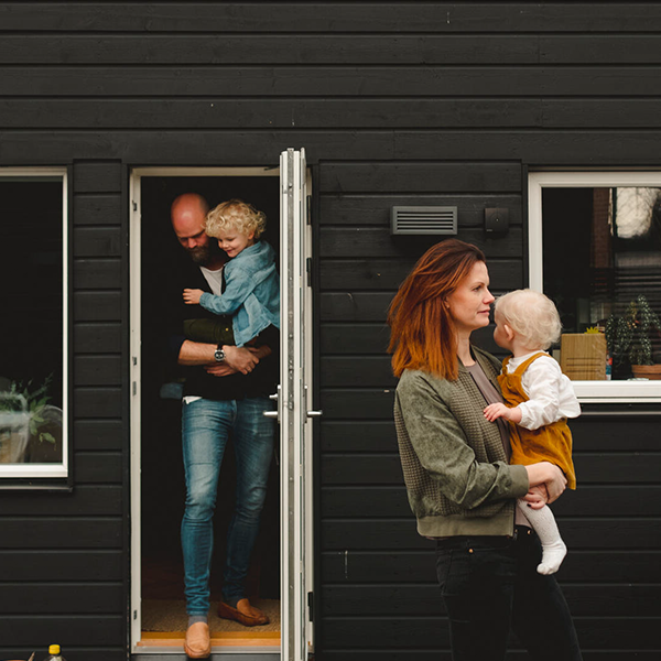 Familj på väg ut ur sitt hus.