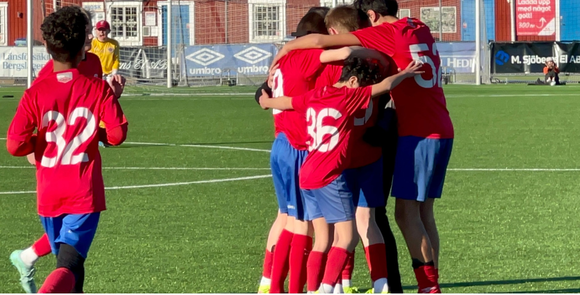 Ungdomar spelar fotboll i Karlslund IF.