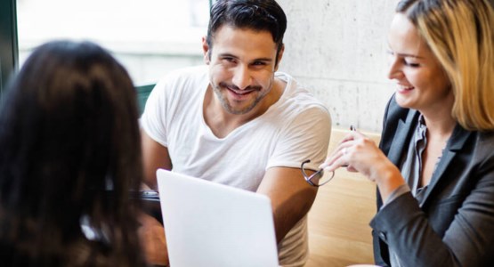 Människor med en dator