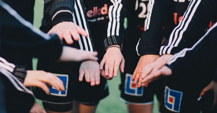 Barn peppar inför match.