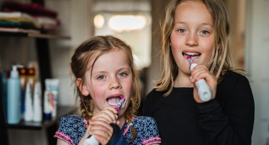 Barn som borstar tänderna