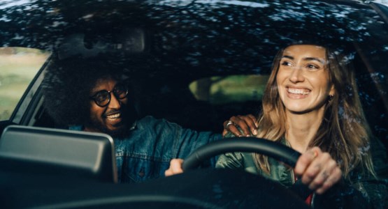 Tjuv gör inbrott i bil.