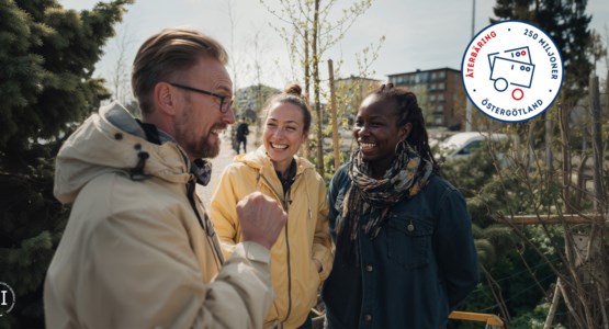 Tre personer samtalar utomhus bland träd.