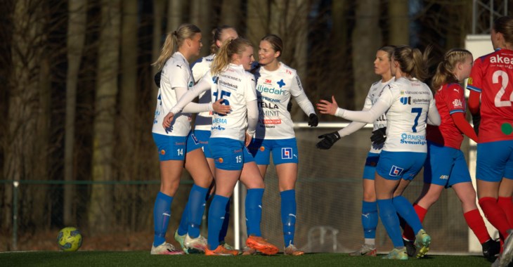 Tjejlag som spelar fotboll och är glada. 