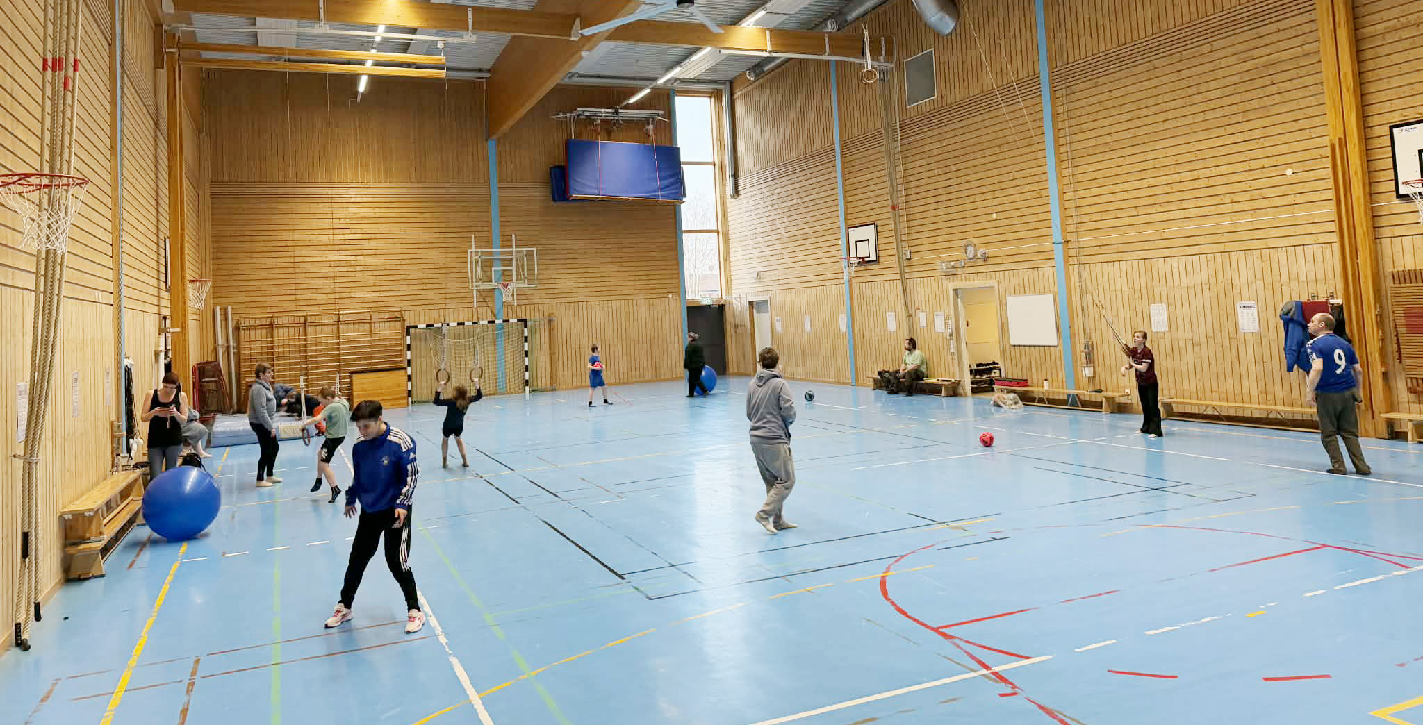 Barn och ungdomar spelar fotboll i Ekeby BK.