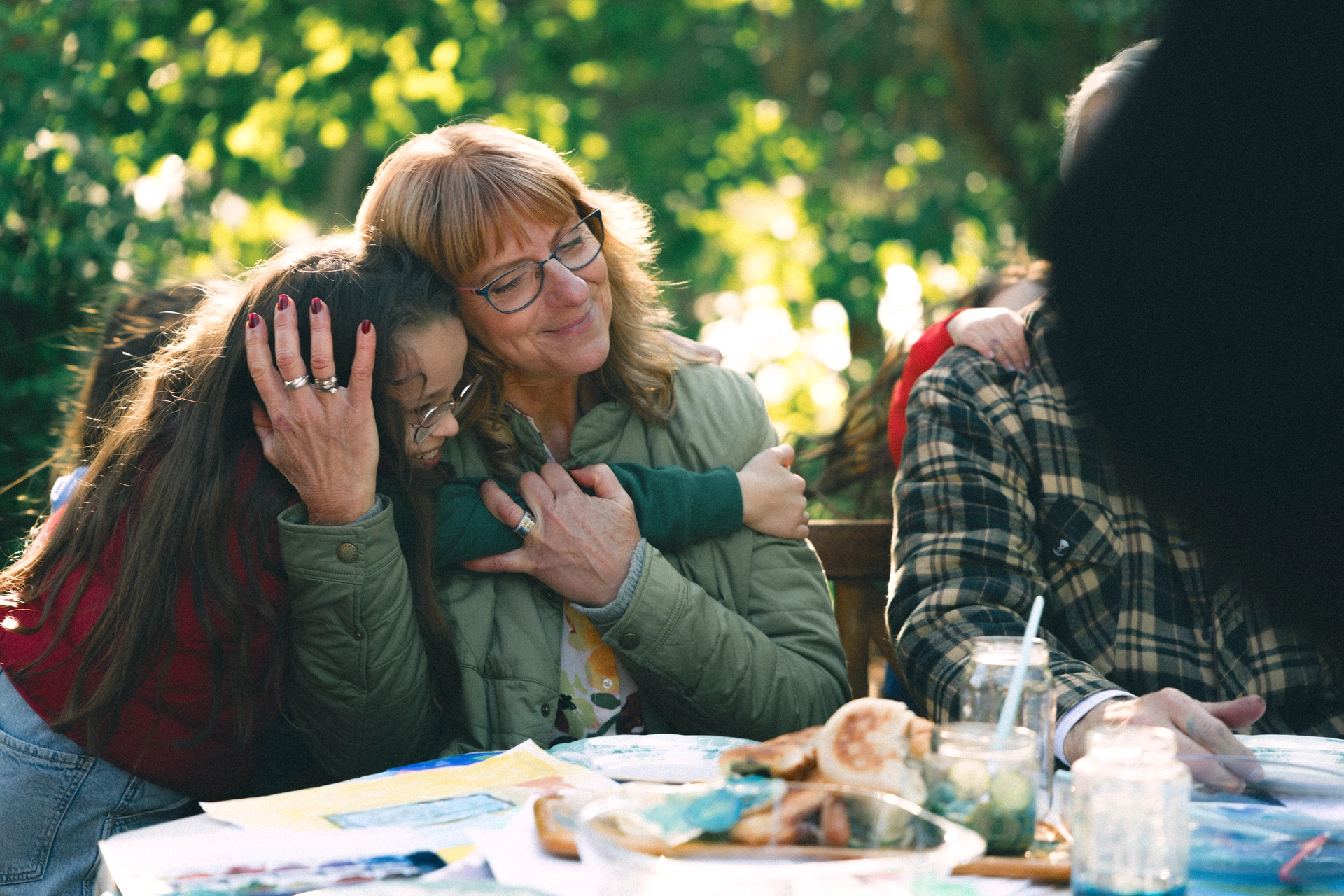 flicka kramar sin farmor/mormor