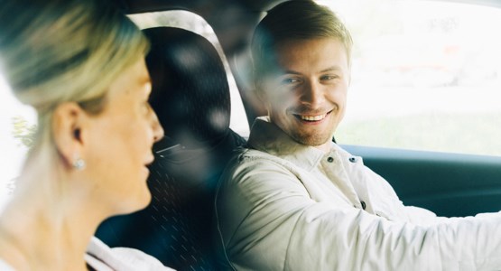 Kvinna och man i bil.