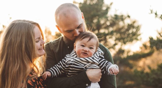 Familj med barn i famnen.
