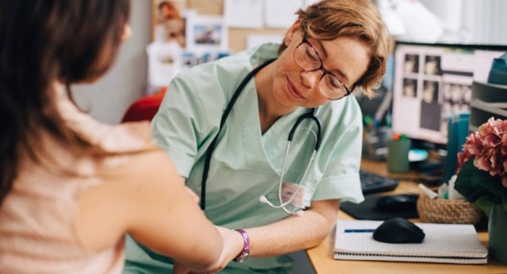 Händer som skriver på datorn.