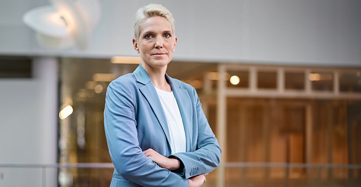 Bankchef Sara Derefalk står med allvarlig min och armarna i kors. Hon bär en ljusblå kostym.