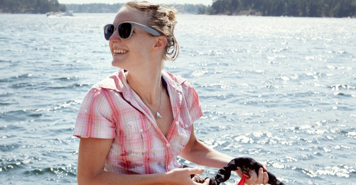 Glad tjej i skärgården.