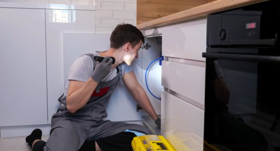 Besiktningman tittar under diskbänken