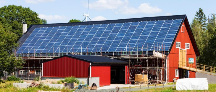 Solceller monteras på ladugårdstak