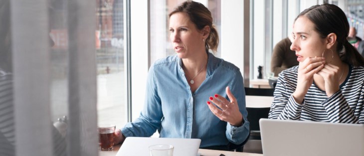 Två kvinnor i möte