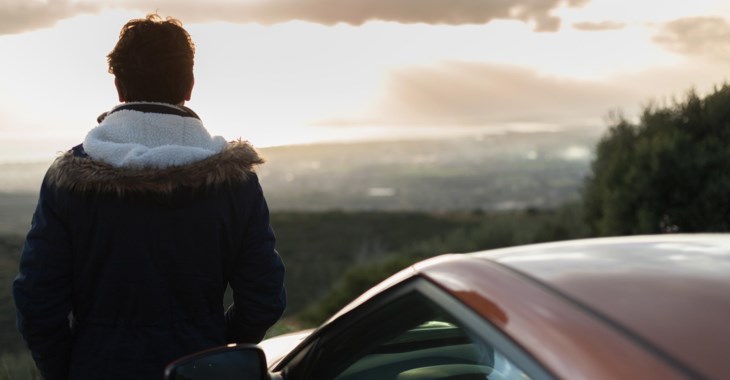 Företagare som blickar ut på en höjd. 