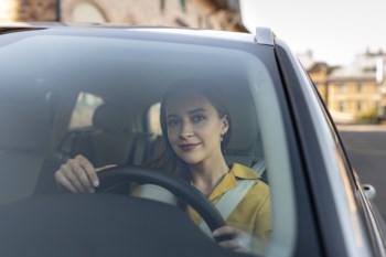 kvinna kör bil