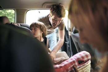 pappa med barn i bil.