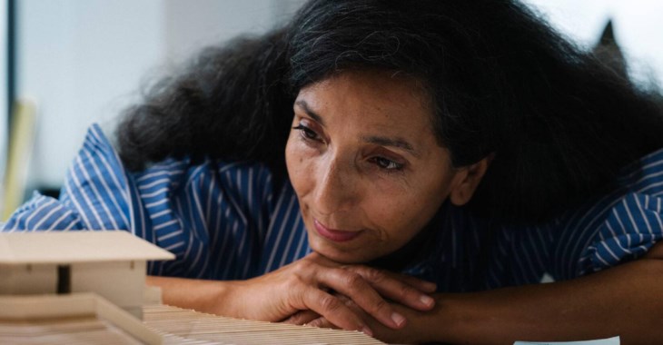 Företagare arbetar vid dator