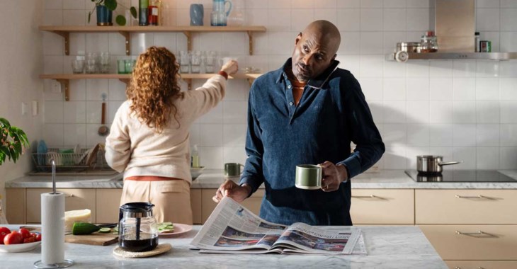 Svårlurad man blir uppringd medan han står i köket och ska dricka kaffe.